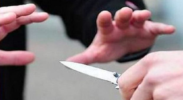  Napoli, uomo accoltellato nella notte: ha ferite al torace e alla mano. Operato al Pellegrini 