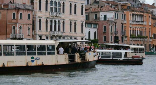 https://statics.cedscdn.it/photos/MED/2026/08/17/9711163_17120105_8219121_03141935_vaporetti_venezia_rischio_scontro.jpg