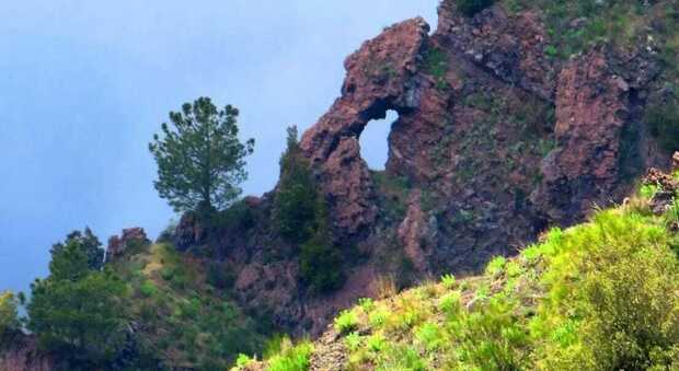  Vesuvio, crolla "l'occhio del diavolo": la Valle dell'Inferno perde uno dei suoi segni più noti 