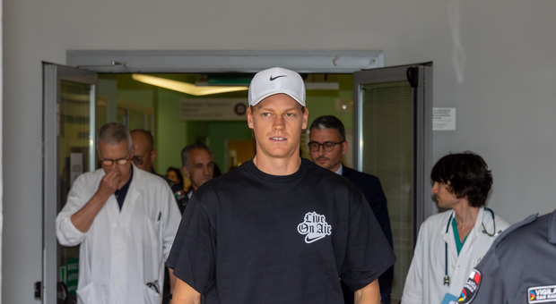 Sinner, Us Open in dubbio: nuovi controlli al ginocchio destro. Cosa succede la tennista