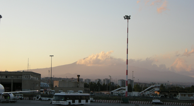 https://statics.cedscdn.it/photos/MED/2026/08/17/9711529_17191753_aeroporto_di_catania_veduta_etna.jpg