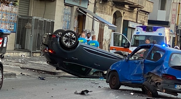  Incidente su corso Umberto a Caivano: giovane militare perde il controllo e si ribalta contro un'auto in sosta 