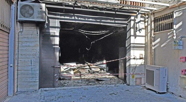Ascoli, scoppia l'incendio nel garage: sgomberata una palazzina, 8 famiglie sfollate