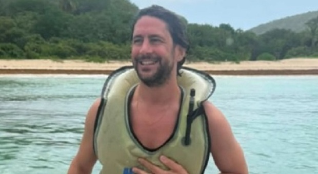 Massimiliano Gatti, italiano in vacanza in Messico, cade dalle scale dell'hotel e muore a 38 anni. Il dolore della madre: «La mia vita finisce qui»