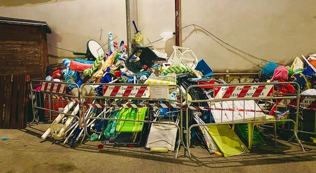  Blitz notturno a Capaccio Paestum: rimossi centinaia di ombrelloni lasciati abusivamente sulla spiaggia 