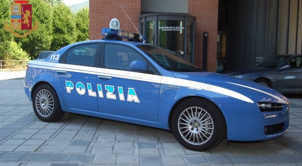 Aggressione a colpi di coltello e spray al peperoncino, la spedizione punitiva dopo un inseguimento tra auto: quattro feriti