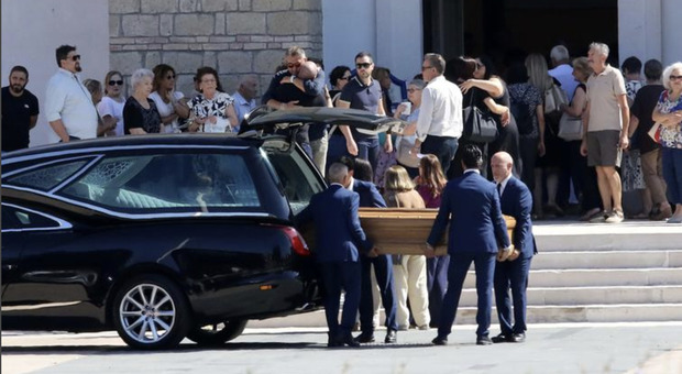  Uccisa a Ferragosto, lo straziante saluto a Maria. Il parroco: «Non giudicate» 