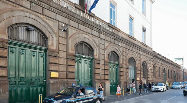  Custodiva i cellulari dei parenti dei detenuti, chiuso bar vicino carcere a Napoli 