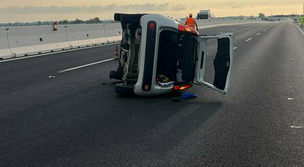 Incidente tra furgone e auto sulla A4, la Fiat Panda si ribalta in carreggiata: tre giovani feriti. Rallentamenti e code