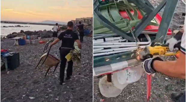  Ombrelloni e sedie per occupare il posto sulla spiaggia libera a Torre del Greco 