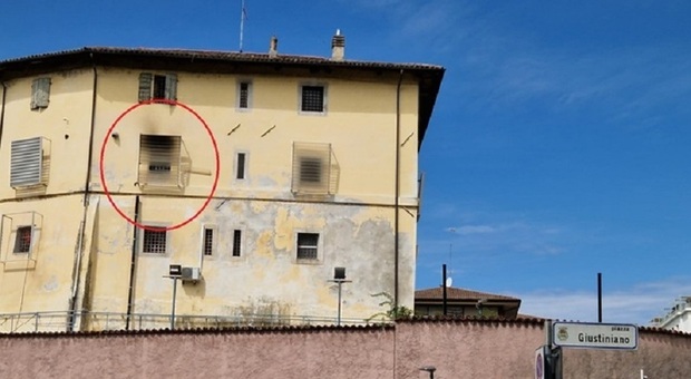 Incendio in carcere, detenuto 19enne d&agrave; fuoco al materasso e muore intossicato: 5 agenti di polizia penitenziaria indagati