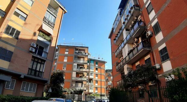  Trovata morta in casa a Ponticelli, sul suo corpo diversi lividi: è giallo 