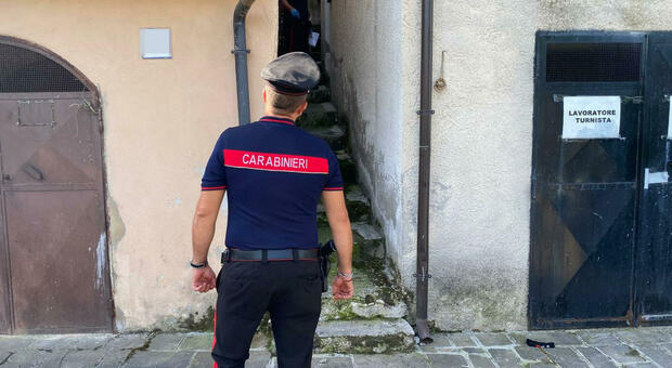 Maria Vittoria Carbone trovata morta in casa: «Aveva una profonda ferita al volto». Interrogato il figlio trentenne