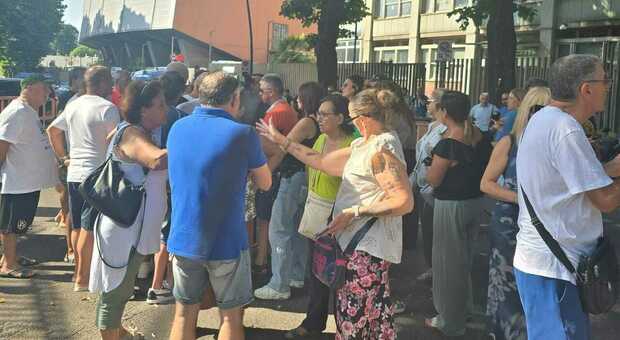  Terremoto ai Campi Flegrei, il sit in degli sfollati a Fuorigrotta: «Non si trovano case: la politica intervenga» 