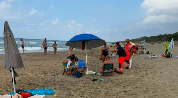 https://statics.cedscdn.it/photos/MED/2026/08/21/9718653_21213750_salvataggio_sabaudia_spiaggia_2026.jpg