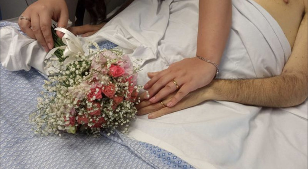  Aversa, si sposano in ospedale: le nozze in corsia, quando l?amore diventa più forte delle sofferenze 