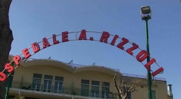  Ischia, 20enne ferito da arma da taglio in ospedale: «Lite in un locale notturno» 