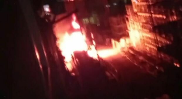  Napoli Est: un grosso incendio divora il cantiere per il restyling del Bronx, notte di paura 