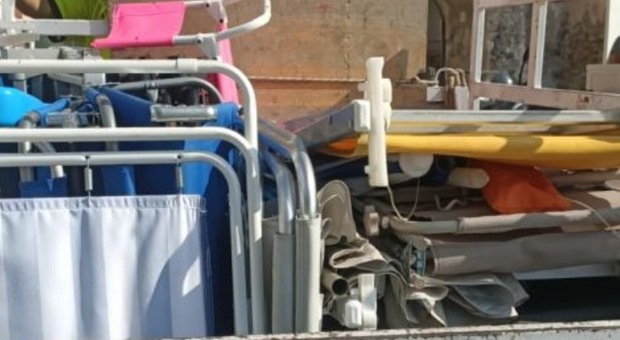  Blitz anti furbetti in spiaggia: sequestrati 40 tra sdraio, lettini e ombrelloni 
