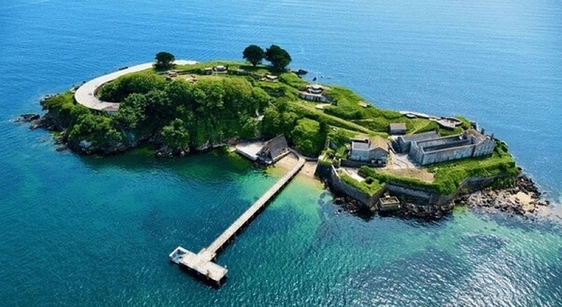 https://statics.cedscdn.it/photos/MED/2026/08/22/9719768_22103021_drake_s_island_plymouth_1.jpg