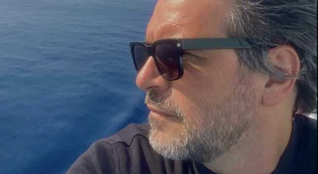 Si getta in mare per salvare il figlio in difficoltà, Paolo Allasia muore tra le onde: era un noto designer