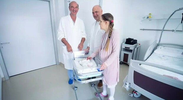 Parto da record: ottava gravidanza e ottavo cesareo per mamma Cristina. &Egrave; nata Luna