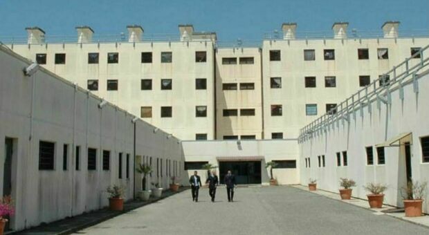 Ragazzo ucciso per strada a colpi di pistola, preso il killer: si è consegnato in carcere. Ma è ancora mistero sul movente Ragazzo ucciso per strada a colpi di pistola, preso il killer: si è consegnato in carcere. Ma è ancora mistero sul movente