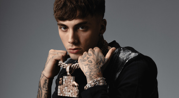 Arrestato Tony Boy, droga e pistola in casa a Milano per il rapper 26enne con un milione di follower su Instagram