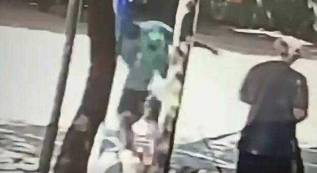 Caserta, clochard ucciso in piazza Sant’Anna: spunta il drammatico video dell’aggressione Caserta, clochard ucciso in piazza Sant’Anna: spunta il drammatico video dell’aggressione