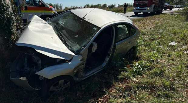Auto contro albero: morta una bambina di 11 anni, in condizioni disperate la sorellina di 8. Ferito anche il pap&agrave; alla guida
