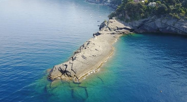  Si tuffa dagli scogli con il mare mosso: 51enne originario di Salerno perde la vita 