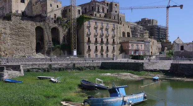  Terremoto ai Campi Flegrei, come stanno cambiando i luoghi: dalla Darsena di Pozzuoli alle bolle in mare 