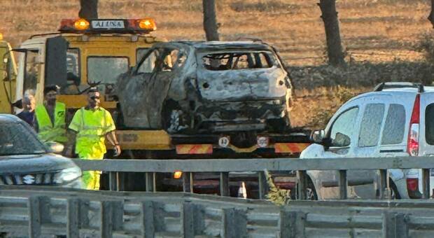 L'auto si incendia sulla Statale: conducente ustionato