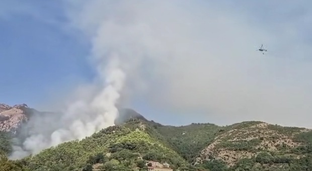  Incendio tra l'Agro nocerino e la Costiera, in azione anche un Canadair 