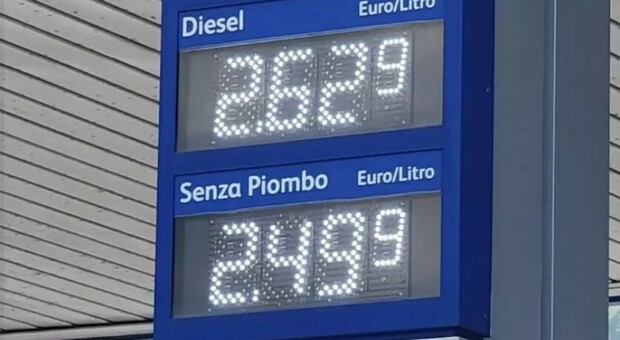 https://statics.cedscdn.it/photos/MED/2026/08/24/9723037_24134548_benzina_prezzo_record_.jpg