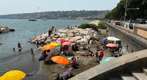 Napoli, dopo denuncia di Europa Verde sequestrate 60 sedie, 8 ombrelloni e altre attrezzature alla Colonna Spezzata: 3 denunciati