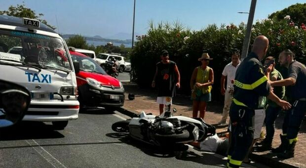  Incidente a Casamicciola, frontale tra microtaxi e motociclo: centaura ferita 