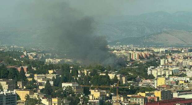  Napoli, incendio a Poggioreale: brucia parte della vegetazione, fiamme vicino a un deposito 