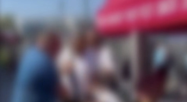  Capri, rissa tra turisti: volano sedie, calci e pugni, paura tra i presenti 