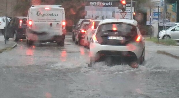 Strade allagate a Jesi nella tarda mattinata di oggi, martedì 25 agosto Strade allagate a Jesi nella tarda mattinata di oggi, martedì 25 agosto