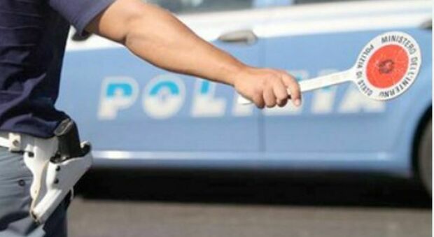 Napoli, a 17 anni fugge a un controllo di polizia e si schianta contro un palo, &egrave; grave