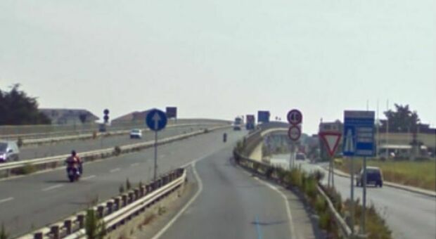  Perde il controllo dello scooter a Giugliano, si schianta e muore a 22 anni 