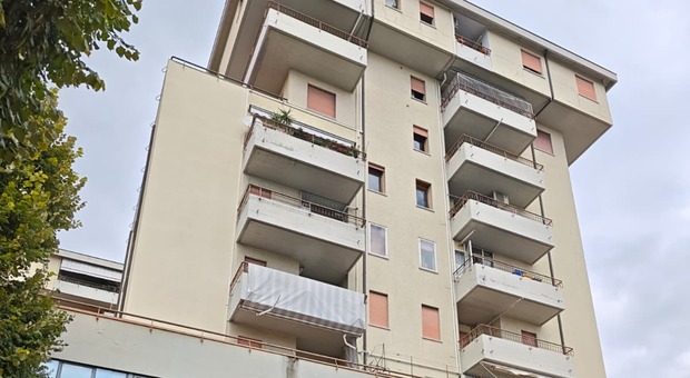 Bambina di 5 anni precipita dal quinto piano di un condominio: &egrave; in pericolo di vita