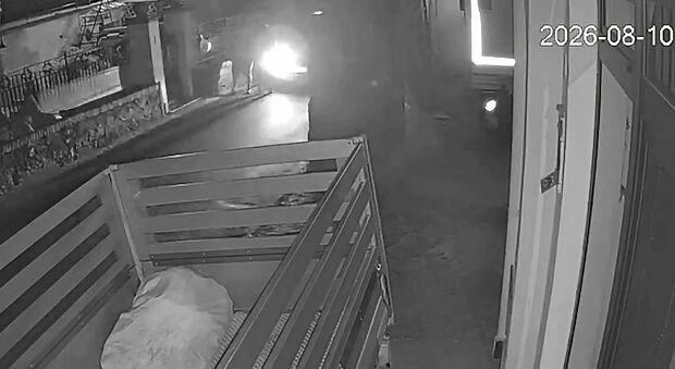  Capri, taxi travolge e uccide pedone. Le drammatiche immagini dell'impatto. Borrelli: «Troppa sconsideratezza» 