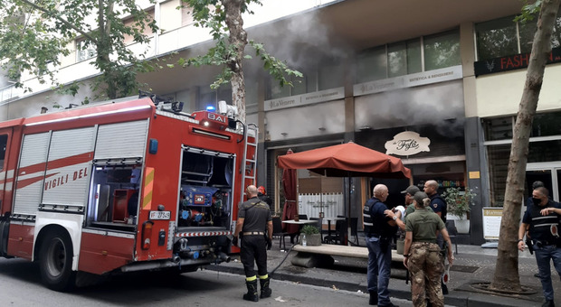  Napoli, incendio in un locale nei pressi di Piazza Vanvitelli: fumo nero e vigili sul posto, cosa è successo 
