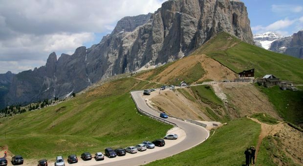 immagine Overtourism sulle Dolomiti, i cartelli stradali usati come protesta: da 