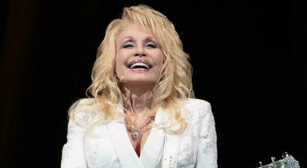 Addio a Dolly Parton, Nashville piange la regina del country