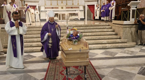  Funerali del clochard ucciso: «Caserta adesso scuotiti, basta con l?indifferenza: mai più queste tragedie» 