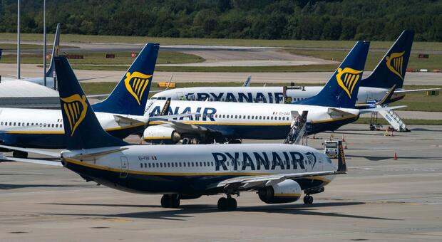  Odissea per il volo Ryanair da Bruxelles a Napoli: atterraggio d'emergenza e notte in aeroporto 