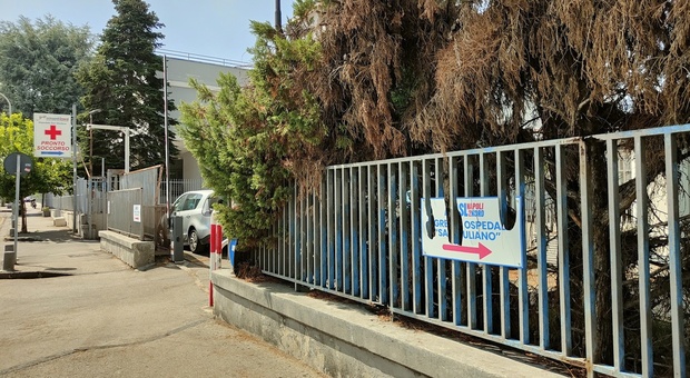  Giugliano, paziente s?aggrava e muore: i parenti assaltano l?ospedale 